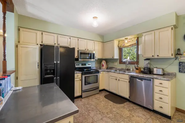 3932 Falcon Dr, Rapid City, SD 57701