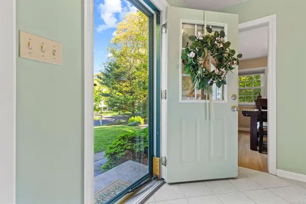 5 Willow Lane, East Lyme, CT 06333