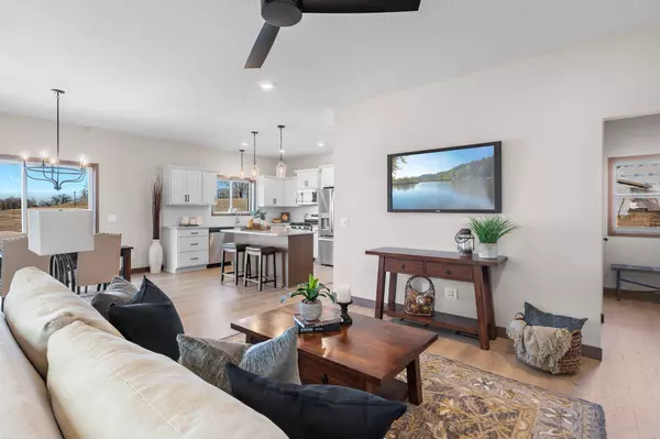 1582 76th ST W, Inver Grove Heights, MN 55077