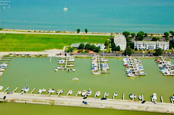 208 Clinton Reef DR, Port Clinton, OH 43452