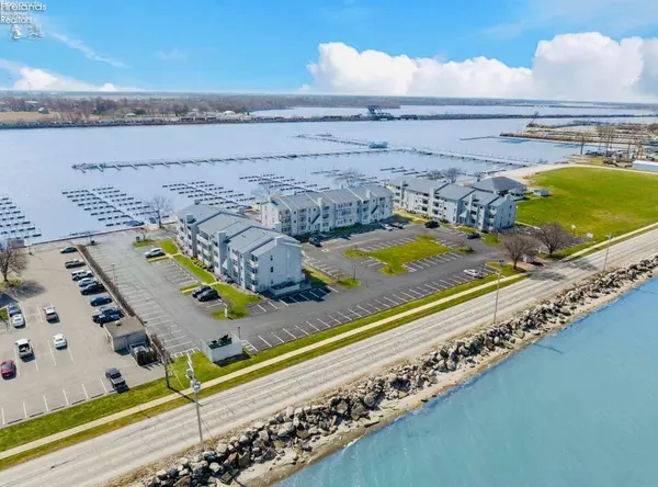 208 Clinton Reef DR, Port Clinton, OH 43452