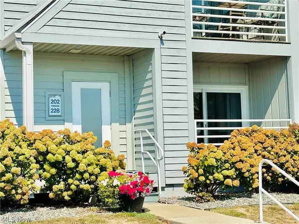 208 Clinton Reef DR, Port Clinton, OH 43452