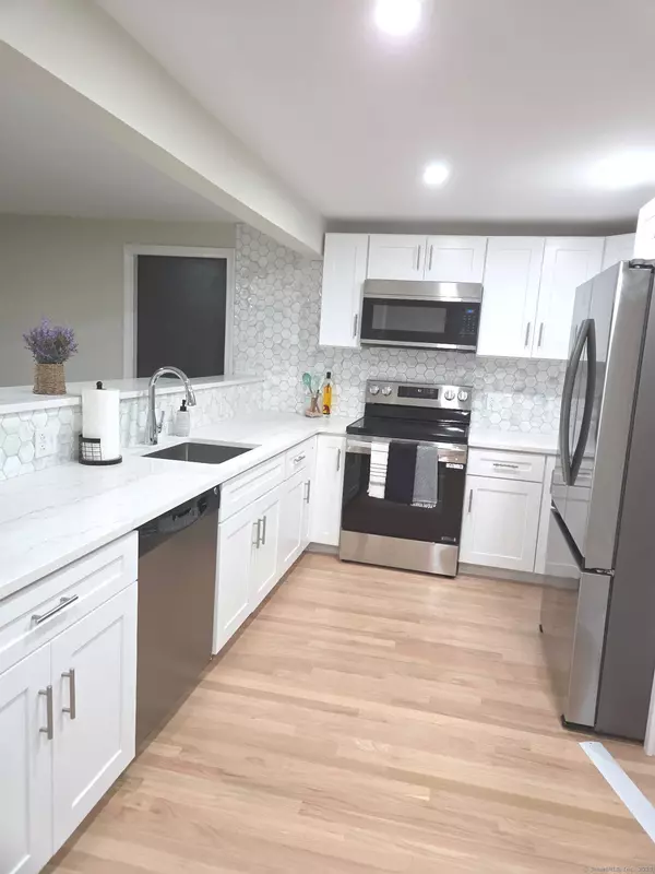 1 River Bend Lane, Windsor, CT 06095