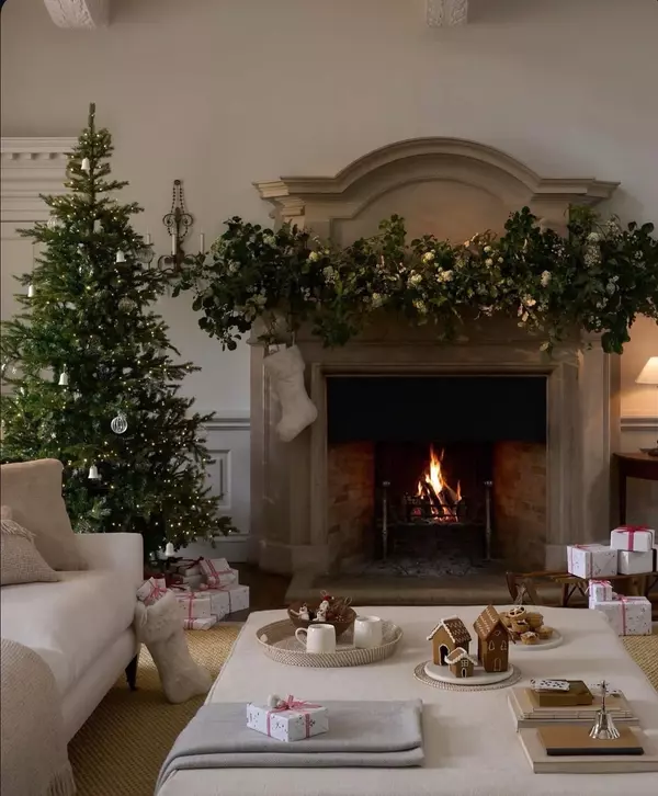 Holiday Homes Don’t Play: How December Turns Your Listing Into a Total Showoff