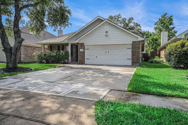 2884 Shallow Brook LN, Dickinson, TX 77539