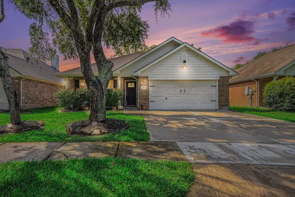 2884 Shallow Brook LN, Dickinson, TX 77539
