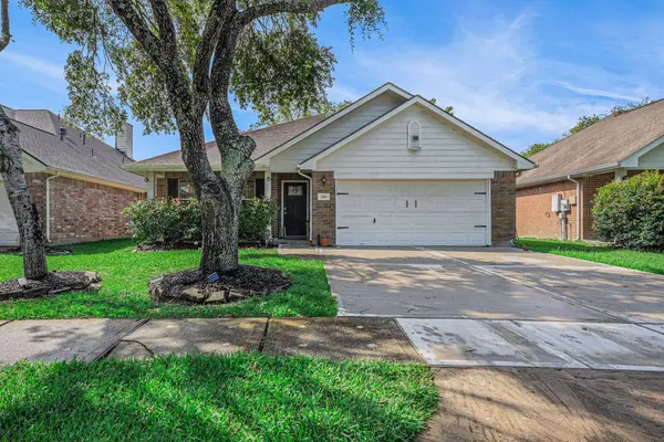 2884 Shallow Brook LN, Dickinson, TX 77539