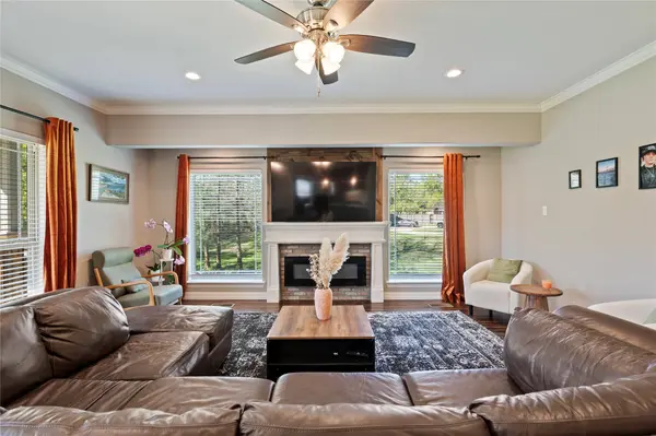 12216 Pine LN, Dickinson, TX 77539
