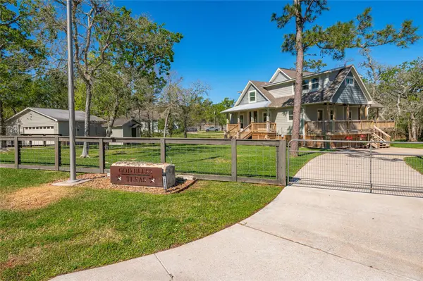 12216 Pine LN, Dickinson, TX 77539