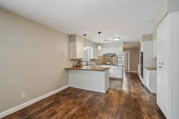 301 Mimosa DR, Hitchcock, TX 77563