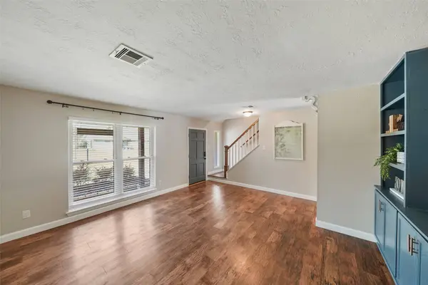301 Mimosa DR, Hitchcock, TX 77563