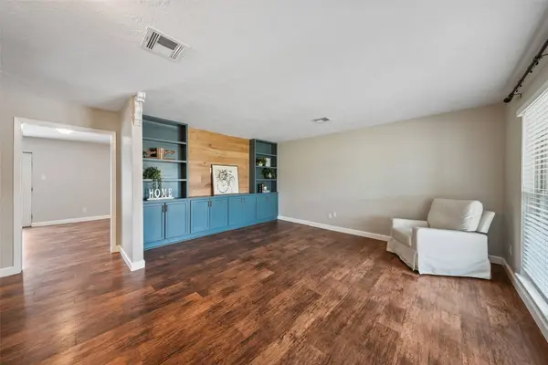301 Mimosa DR, Hitchcock, TX 77563