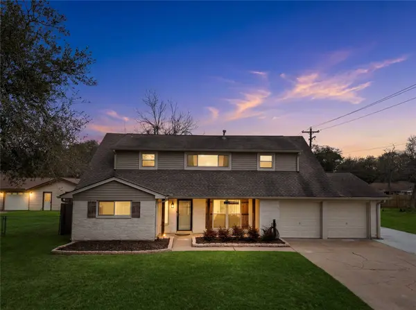 301 Mimosa DR, Hitchcock, TX 77563