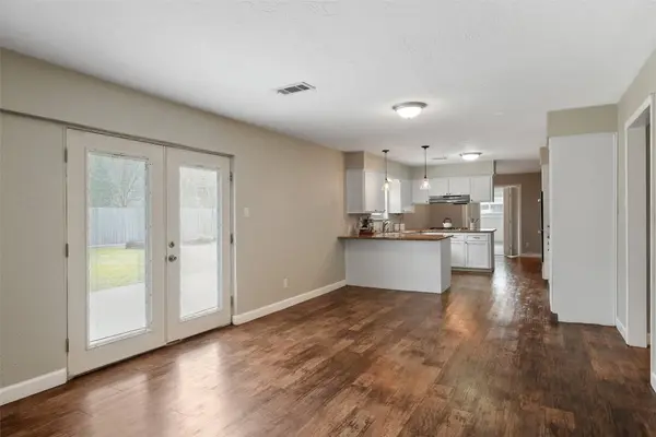 301 Mimosa DR, Hitchcock, TX 77563