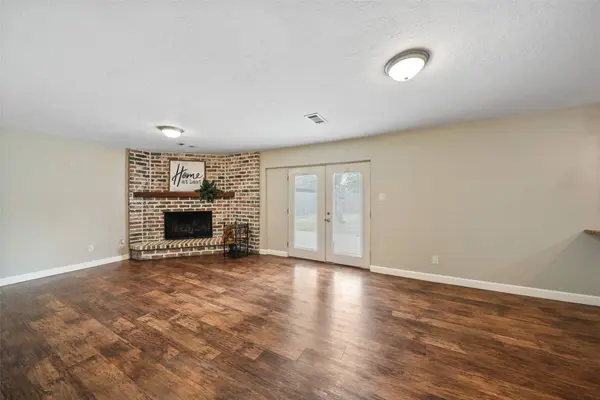301 Mimosa DR, Hitchcock, TX 77563