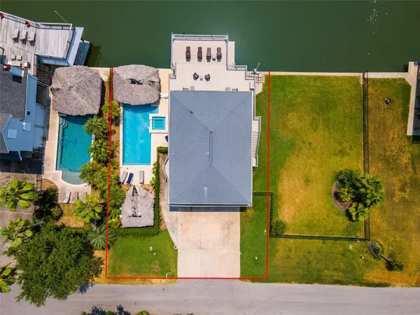 1331 Coral WAY, Tiki Island, TX 77554