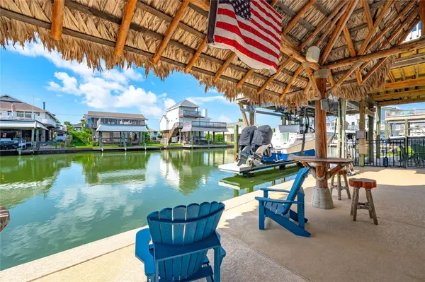 1331 Coral WAY, Tiki Island, TX 77554