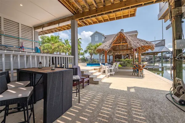 1331 Coral WAY, Tiki Island, TX 77554
