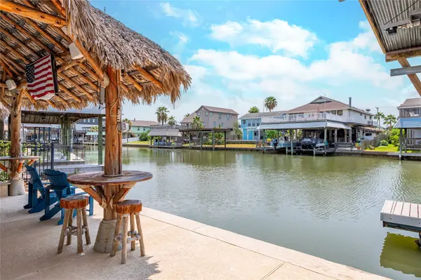 1331 Coral WAY, Tiki Island, TX 77554