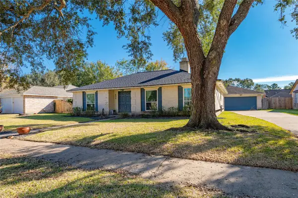 408 Broadmoor ST, Friendswood, TX 77546