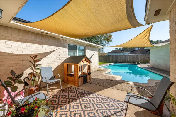 408 Broadmoor ST, Friendswood, TX 77546