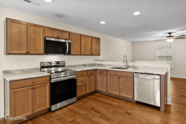 8021 Poplar Grove LN, Powell, TN 37849