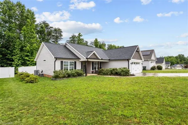 111 Brooke Ridge DR, Thomasville, NC 27360