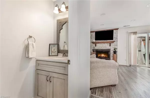 907 Shelby DR #D, Greensboro, NC 27409