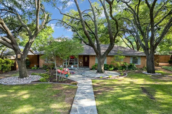 911 Saint Lukes Drive, Richardson, TX 75080