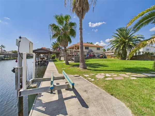 1067 Redfish ST, Bayou Vista, TX 77563