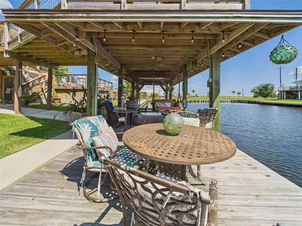 1067 Redfish ST, Bayou Vista, TX 77563