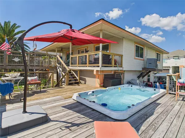 1067 Redfish ST, Bayou Vista, TX 77563