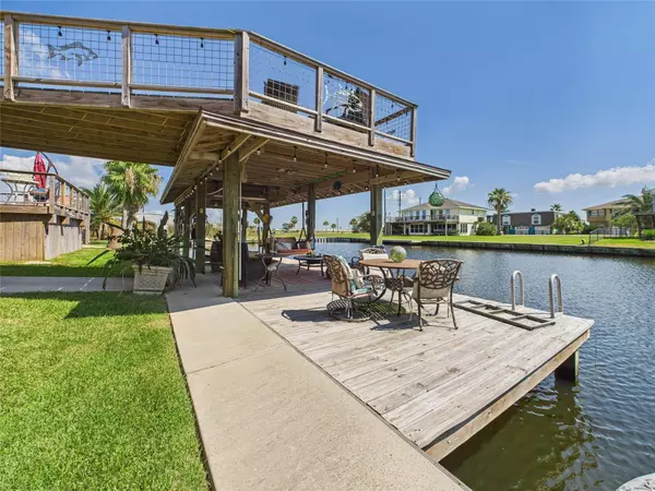 1067 Redfish ST, Bayou Vista, TX 77563