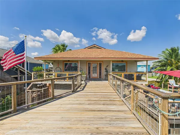 1067 Redfish ST, Bayou Vista, TX 77563