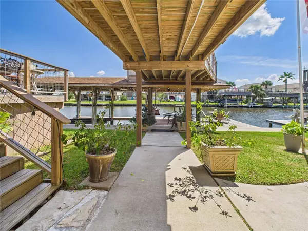 1067 Redfish ST, Bayou Vista, TX 77563