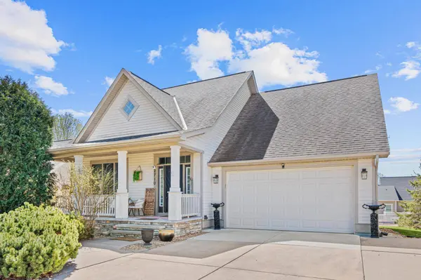 2710 Red Splendor CIR E, Saint Paul, MN 55119
