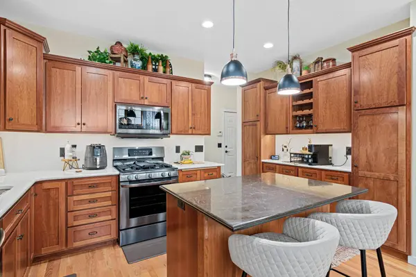 2710 Red Splendor CIR E, Saint Paul, MN 55119