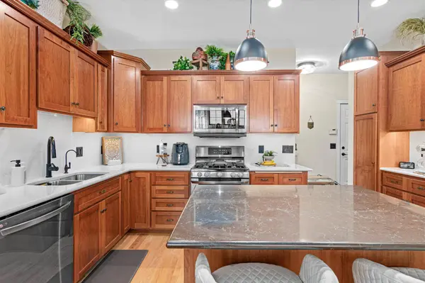 2710 Red Splendor CIR E, Saint Paul, MN 55119
