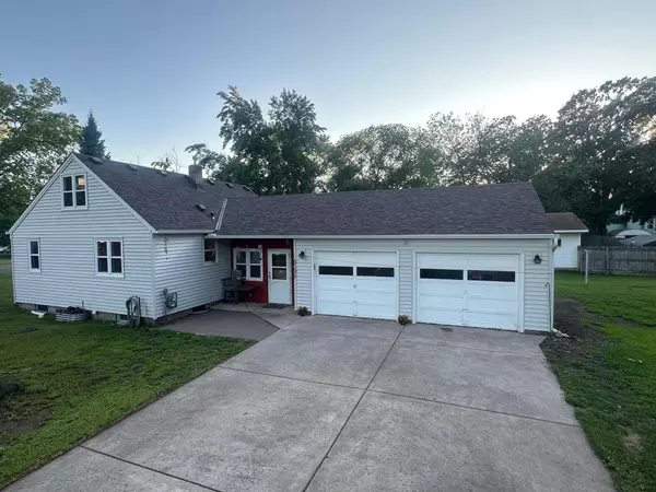 6598 Oak ST, North Branch, MN 55056