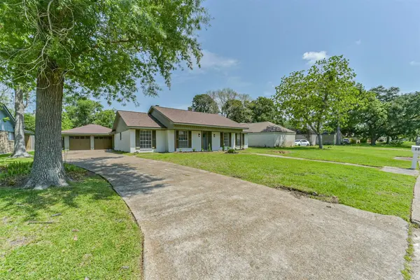 306 Red Bud LN, Baytown, TX 77520