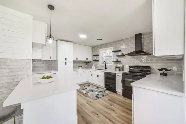 306 Red Bud LN, Baytown, TX 77520