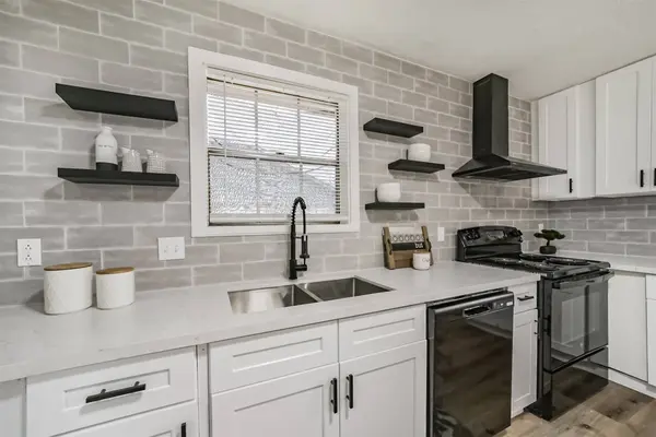 306 Red Bud LN, Baytown, TX 77520