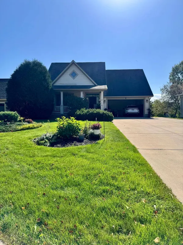 2710 Red Splendor CIR E, Saint Paul, MN 55119