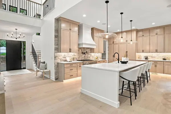 1426 Holdridge CIR, Wayzata, MN 55391