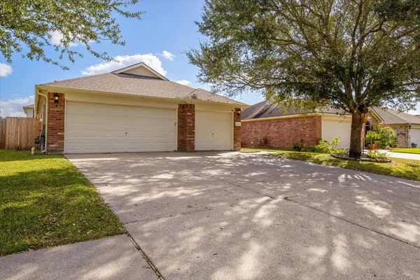 104 Laurel Meadow CT, La Marque, TX 77568