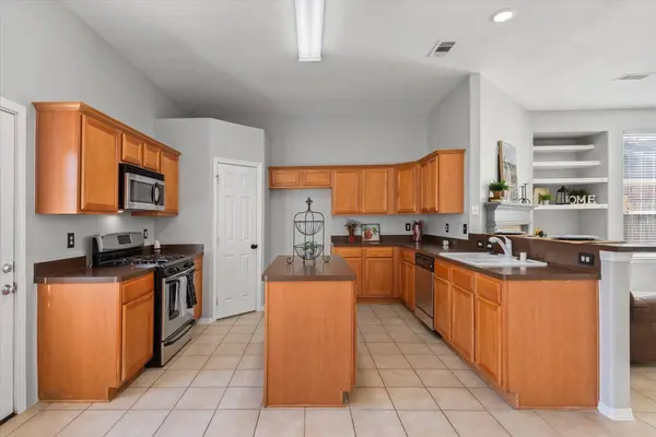 104 Laurel Meadow CT, La Marque, TX 77568