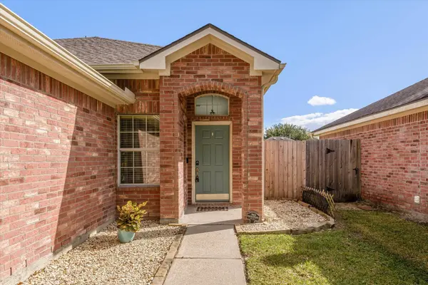 104 Laurel Meadow CT, La Marque, TX 77568