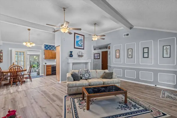 8717 Acorn LN, Hitchcock, TX 77563