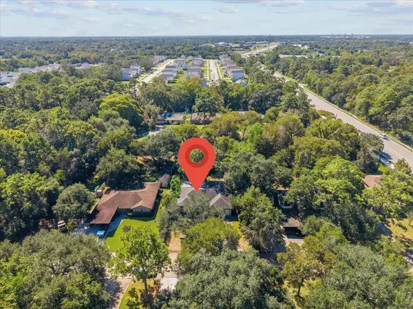 8717 Acorn LN, Hitchcock, TX 77563