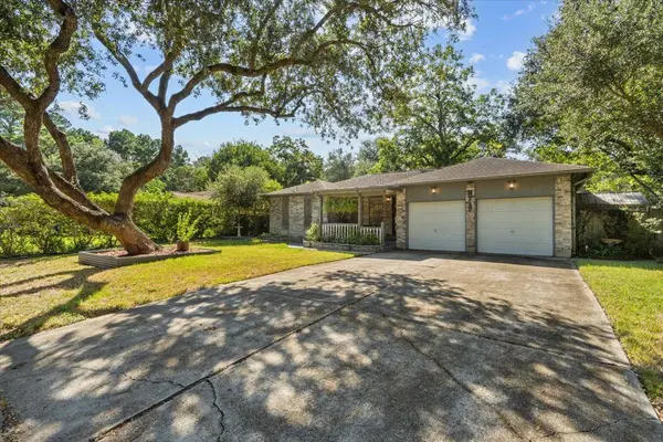 8717 Acorn LN, Hitchcock, TX 77563